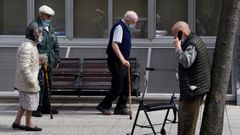 Varias personas mayores pasean en una residencia del ERA, en Asturias. ARCHIVO