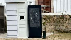 Pantalla, situada en el parque de Cabildos y da&ntilde;ada en Betanzos a pedradas.