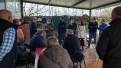 Reuni�n de afectados por la falta de fibra �ptica en Noalla el pasado marzo