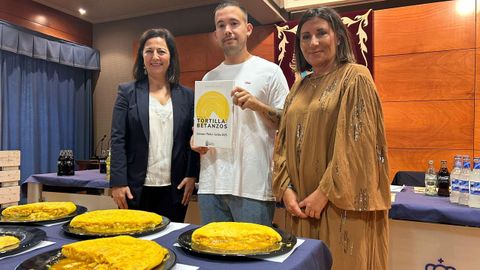 betanzos.De izquierda a derecha, la alcaldesa de Betanzos, Mara Barral; el ganador del certamen, el hostelero Pedro Mio, y la concejala de Comercio e Hostelera, ngeles Veiga
