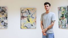 Tom posa antes tres de las cerca de 20 obras que expone en la galer�a Musart de Pontevedra, donde vive desde hace ocho a�os