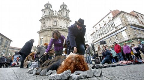 Nin unha mais. Performance de Ana Gesto en la Praza da Peregrina contra la violencia de g�nero