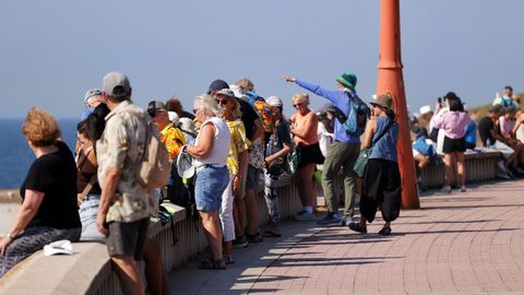 Personas esperando el eclipse desde el paseo mar�timo de A Coru�a