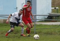 Abdul y An�s pugnan por el bal�n en el derbi que se jug� ayer en el campo de O Bali�o. 