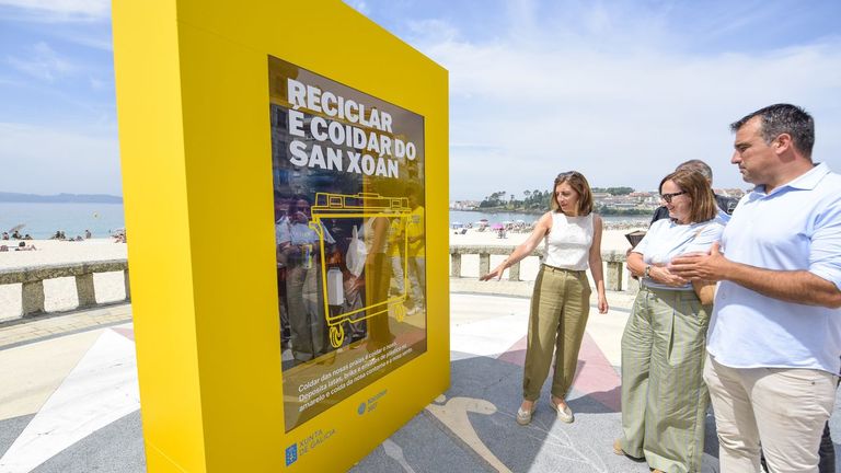 La conselleira de Medio Ambiente, &Aacute;ngeles V&aacute;zquez, en Sanxenxo presentado la
campa&ntilde;a de concienciaci&oacute;n ambiental de San Xo&aacute;n junto a los concejales
Yago Torres y Juan Deza.