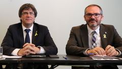 Carles Puigdemont y su asesor y vicepresidente primero del Parlamento catal�n, Josep Costa, en una imagen de archivo.