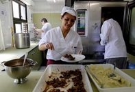 En la cocina de C�ritas se da servicio a una media de 90 comensales cada d�a. 