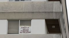 El cartel, pegado en la ventana del cuarto piso