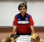 Mart�n luce su camiseta de la UD Ourense ante las fichas. 