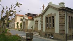 Edificio del antiguo hospital provincial en el campus, sede de la escuele de gaitas desde 1981