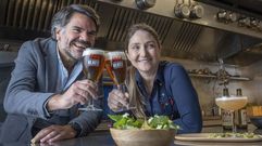 Ram�n de Meer y Luc�a Freitas en la presentaci�n de la reapertura de A Tafona junto a Cervezas 1906.