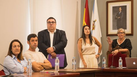 Francisco Prez (de pie), rodeado por parte de los ediles que forman su gobierno.