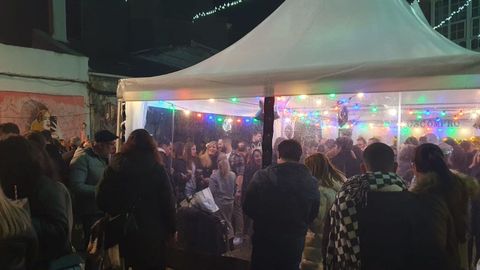 Gran ambiente en la carpa instalada por Hoscompro en Canido para dar la bienvenida al 2024