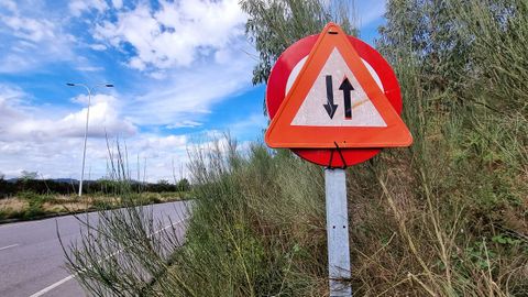 Cartelera que indica doble direccin sobre una seal de velocidad