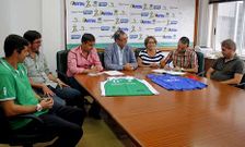 El acuerdo se oficializ� con la habitual firma de documentos en presencia de las autoridades. 