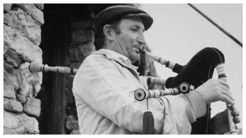 Celso Otero -retratado en 1989 tocando a gaita- faleceu aos 88 anos na s�a palloza de Valdeferreiros