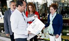 Sol V�zquez, Miguel Lago y Cores Tour�s entregaron a Pilar �lvarez el diploma de comercio favorito.