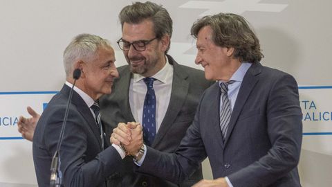Roberto Garc�a, nuevo secretario xeral para o Deporte, saluda a su predecesor,Jos� Ram�n Lete Lasa, en presencia del conselleiro Diego Calvo.
