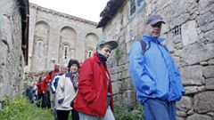 Participantes en una caminata organizada por la Asociaci�n Veci�al do Savi�ao pasan junto a la iglesia rom�nica de Santo Estevo de Ribas de Mi�o
