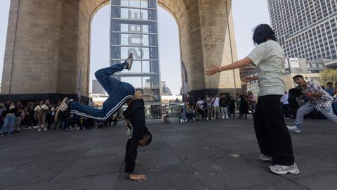 Dos j�venes en una competici�n de �farmear aura� en M�xico