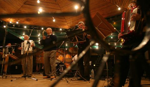 Os Diplomáticos, en un concierto en las fiestas de Lalín en 2005.