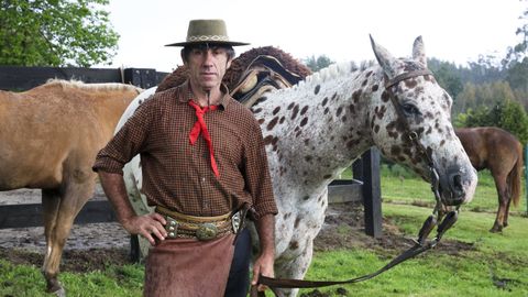 Rubn, ante sus caballos y bajo la lluvia