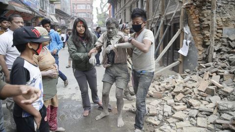El principal hospital de Katmand se ha llenado con decenas de personas heridas tras el potente terremoto