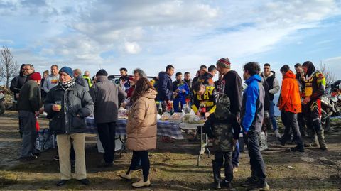 Decenas de personas despidieron el 2022 al sol en lo alto de la Pena dos Catro Cabaleiros