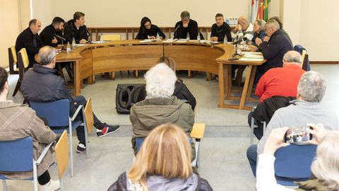 Parte del p�blico que asisti� al pleno y, al fondo, los miembros de la corporaci�n local