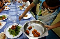 Los comedores proporcionan al menos una comida completa al d�a a ni�os de familias sin recursos. 