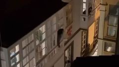 Una boda a trav�s de la ventana por el confinamiento del coronavirus