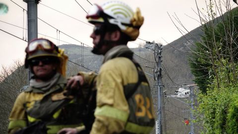 Bomberos de Asturias trabajan para extinguir las llamas en un incendio forestal