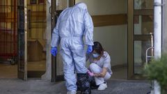 Profesionales sanitarios en el hospital de Pi�or, tras la llegada de enfermos de la residencia de ancianos Nosa se�ora de F�tima de O Barco de Valdeorras