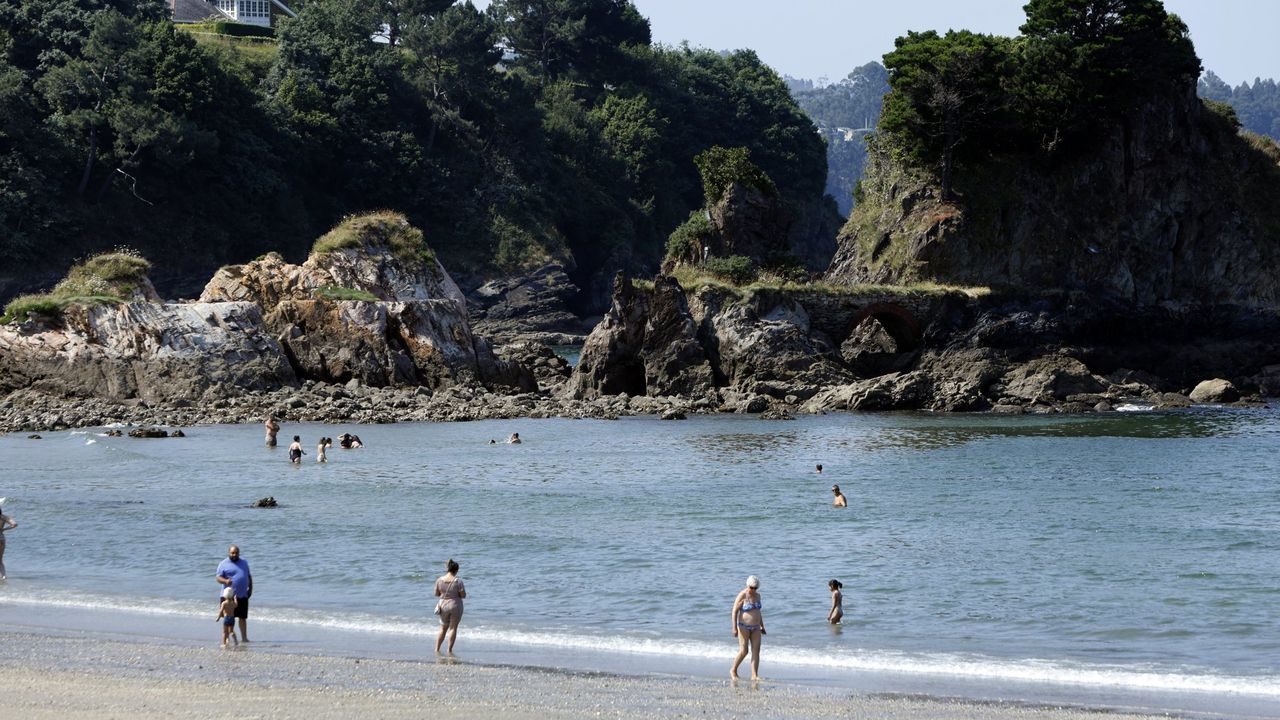 La temperatura del mar roza los 20 grados en playas de A Mariña