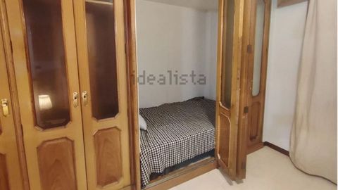 Vivienda en alquiler en A Corua con la cama en un armario empotrado. 