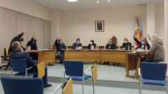 Imagen de archivo de un pleno de la corporaci�n de Corcubi�n