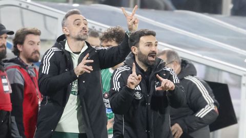 Romo y Mart&iacute; dando indicaciones de forma en&eacute;rgica en la visita del Cacere&ntilde;o.