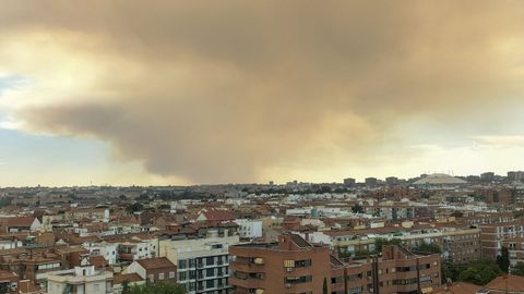 Así se veía en Madrid el humo del incendio originado en Toledo.
