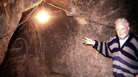 El ya fallecido Jos&eacute; Manuel Dom&iacute;nguez muestra, en una foto del 2014, uno de los grabados de la gruta