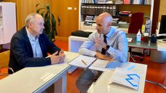 El alcalde de Mora�a, Jos� Cela (PP) y el gerente del �rea sanitaria de Pontevedra, Jos� Flores, en la reuni�n de este mi�rcoles en Montecelo