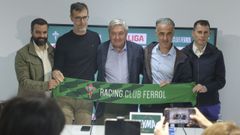 El presidente del Racing Manuel Ansede, en el centro de la imagen, junto al nuevo cuerpo tcnico