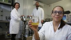 Carmen Salinero, en segundo plano, dirige el equipo de investigadores que ha implementado el innovador sistema. 