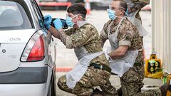 
Unos soldados realizan las pruebas de COVID-19 a empleados sanitarios en Plymouth