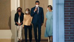 El presidente del Gobierno, Pedro S�nchez, acompa�ado por (de izquierda a derecha) la vicepresidenta tercera y ministra para la Transici�n Ecol�gica y el Reto Demogr�fico, Teresa Ribera; la vcepresidenta primera y ministra de Asuntos Econ�micos y Transformaci�n Digital, Nadia Calvi�o, y la vicepresidenta segunda y ministra de Trabajo y Econom�a Social, Yolanda D�az.