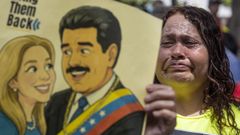 Una mujer participa en una manifestaci�n este jueves, en Caracas (Venezuela). Simpatizantes del chavismo reaccionaron durante la segunda audiencia de Maduro y Flores desarrollada en Nueva York, pidiendo justicia y la liberaci�n para la pareja.