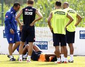 Oltra se interesa por el estado de Bodipo, que tuvo que ser atendido de un golpe ayer.