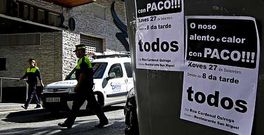 Algunos de los escasos carteles que han brotado en la ciudad tras la agitada semana pol�tica vivida en Ourense.