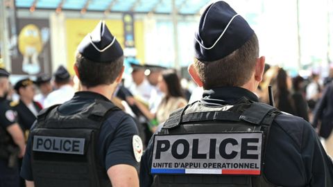 Policas franceses.