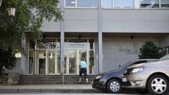 Entrada del centro de salud, con una plantilla terica de cuatro facultativos por las maanas y dos deslizantes (pueden estar por la maana o por la tarde)