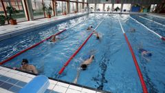 Foto de archivo de curso para socorristas en la piscina de Xove